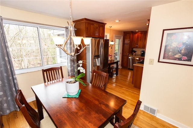 dining space featuring light wood-type flooring, baseboards, visible vents, and recessed lighting