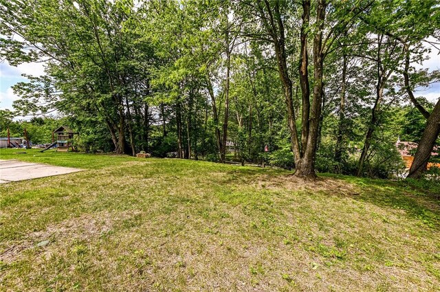 906 Tidal Terrace Dr, Shaler, PA 15101 - view of green lawn with a playground