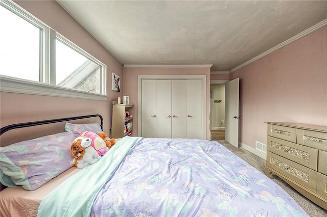 bedroom with crown molding, a closet, visible vents, carpet flooring, and baseboards