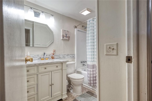 full bathroom featuring shower / tub combo with curtain, vanity, and toilet