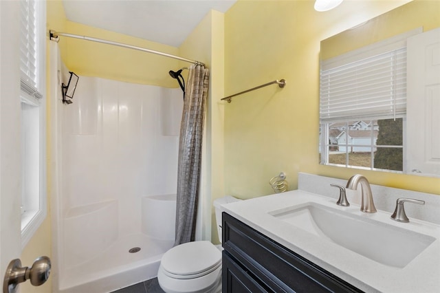 full bathroom with curtained shower, vanity, and toilet