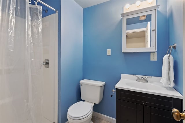 full bathroom featuring toilet, curtained shower, baseboards, and vanity