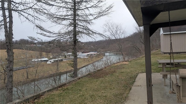 view of yard featuring a water view