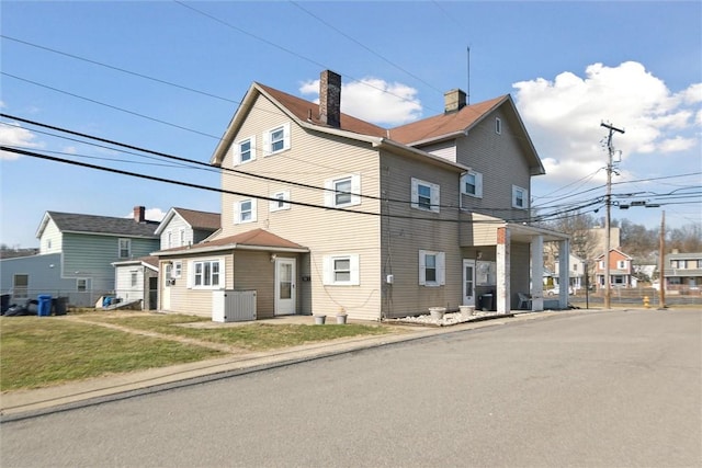 view of front facade featuring a front yard