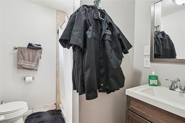 full bath featuring toilet, curtained shower, visible vents, and vanity