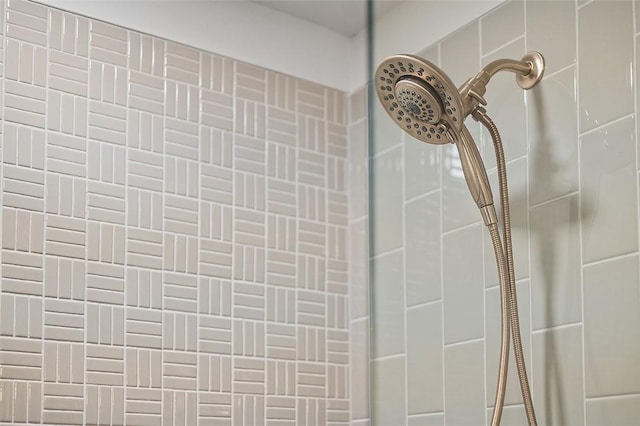 details featuring tiled shower