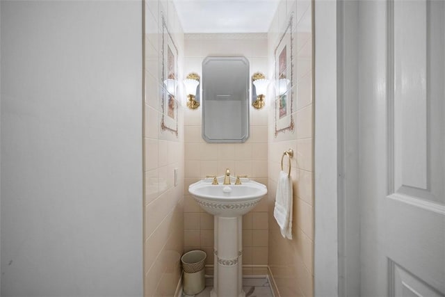 bathroom featuring tile walls