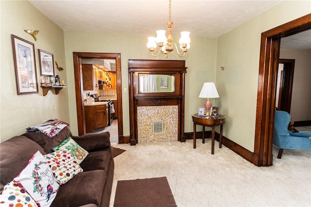 living room featuring light colored carpet, a notable chandelier, visible vents, and baseboards