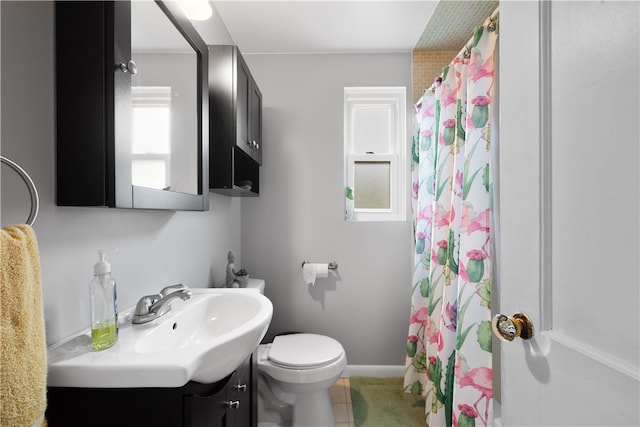 full bathroom with toilet, curtained shower, vanity, and baseboards