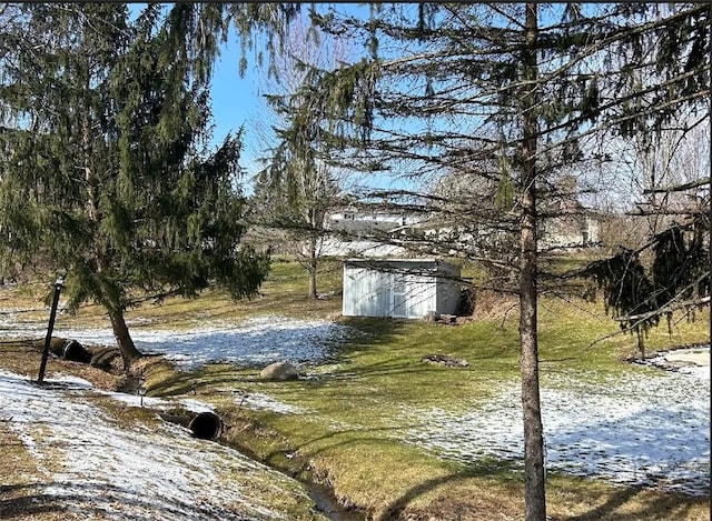 view of yard with an outbuilding