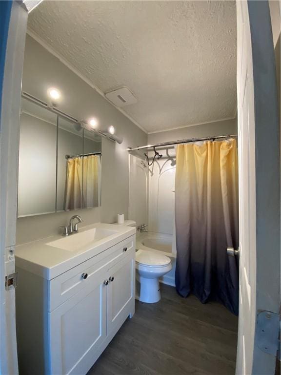 12 Little Pine Pl, City Of Franklin, PA 16323 - bathroom featuring a textured ceiling, vanity, toilet, shower / bath combo, and wood finished floors