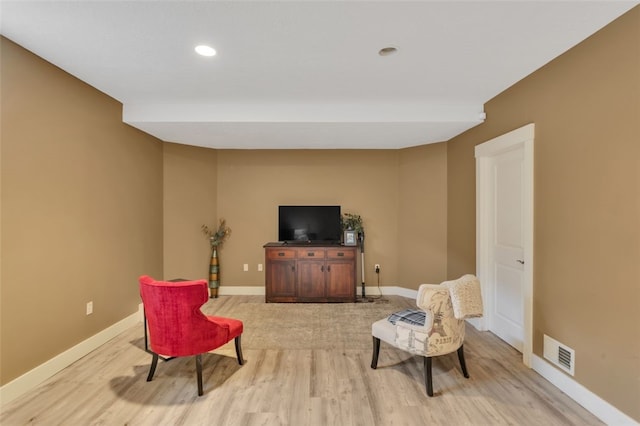 sitting room featuring recessed lighting, visible vents, light wood finished floors, and baseboards