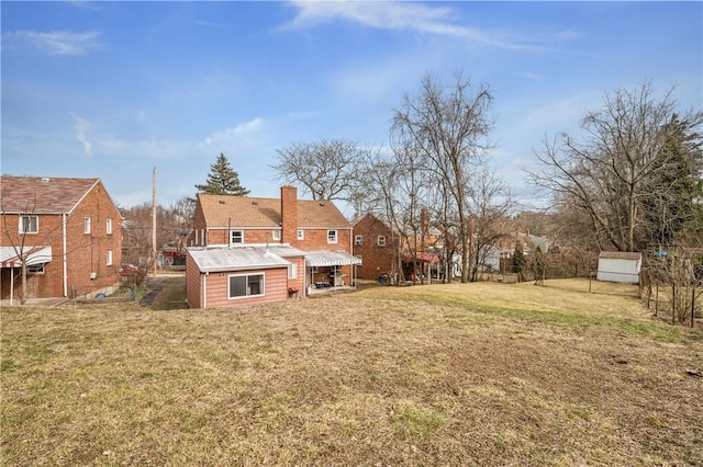 view of yard featuring an outbuilding