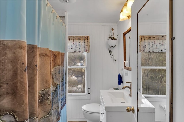 bathroom featuring ornamental molding, a shower with shower curtain, vanity, and toilet