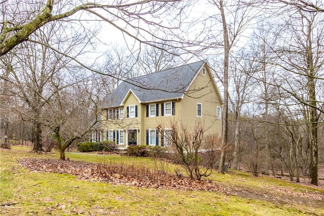 view of front of property featuring a front lawn