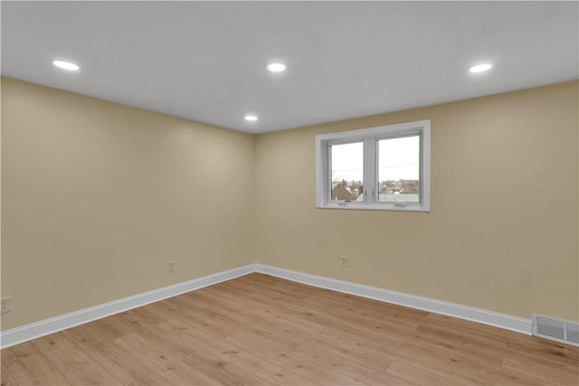 basement with recessed lighting, visible vents, light wood-style flooring, and baseboards