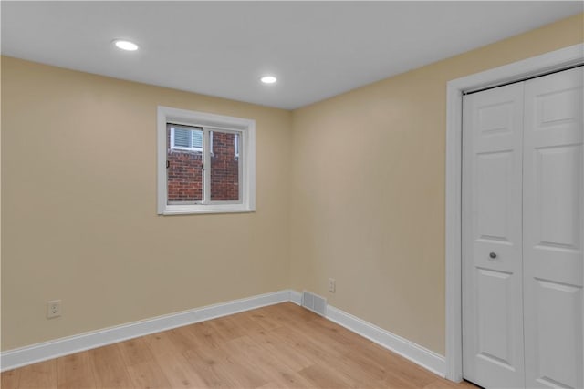 unfurnished bedroom featuring baseboards, visible vents, light wood-style floors, a closet, and recessed lighting