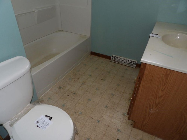 full bathroom featuring toilet, tile patterned floors, vanity, baseboards, and a tub