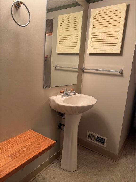 bathroom featuring visible vents and baseboards