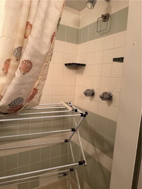 bathroom featuring tiled shower