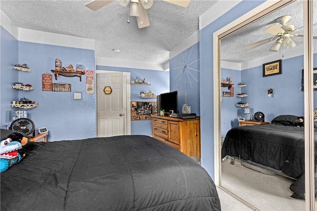 bedroom featuring ceiling fan and a textured ceiling