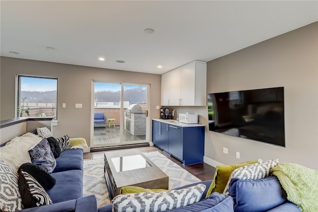 living area featuring light wood-style floors, recessed lighting, and baseboards