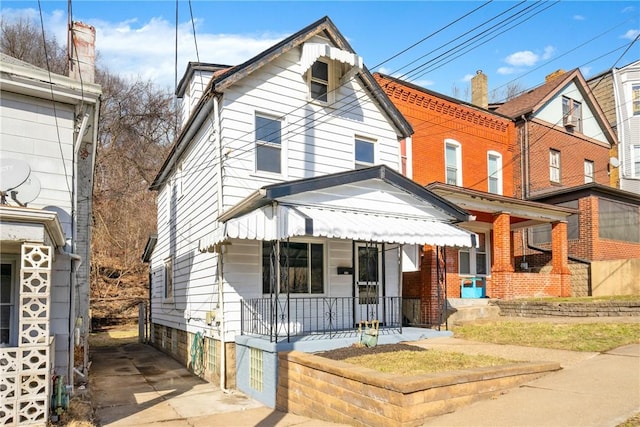 view of front of property featuring covered porch