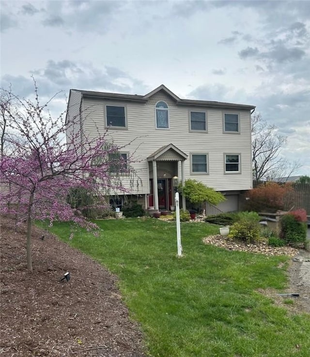 view of front facade featuring a front yard