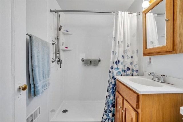 full bath featuring visible vents, curtained shower, and vanity