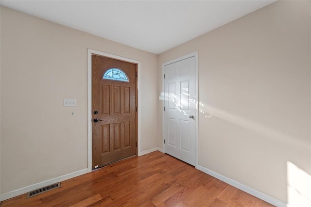 entryway featuring light wood-style floors, visible vents, and baseboards