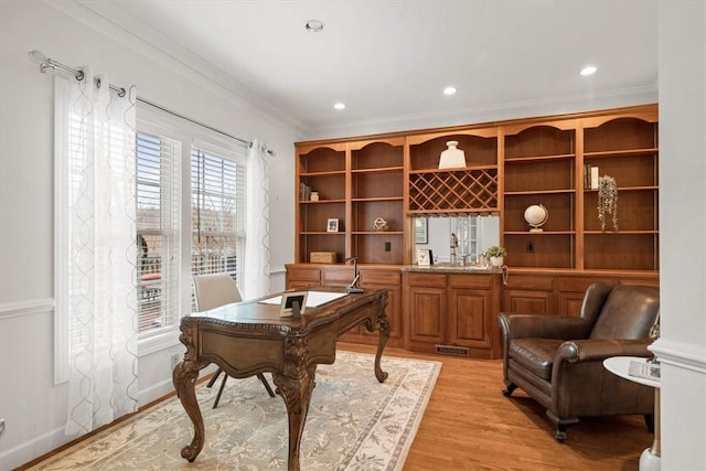 home office featuring baseboards, visible vents, light wood-style flooring, recessed lighting, and ornamental molding