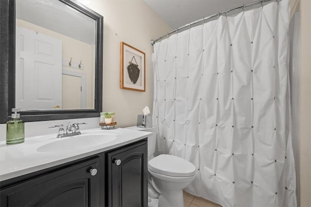 full bath featuring tile patterned floors, a shower with curtain, toilet, and vanity