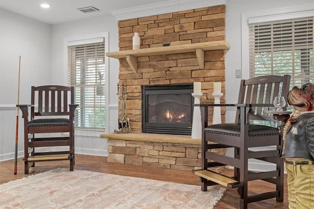 living area with visible vents, wood finished floors, recessed lighting, a fireplace, and baseboards