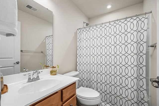 full bath featuring vanity, a shower with shower curtain, toilet, and visible vents