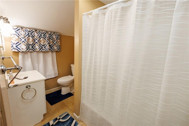 full bathroom featuring tile patterned floors, a shower with curtain, toilet, and vanity