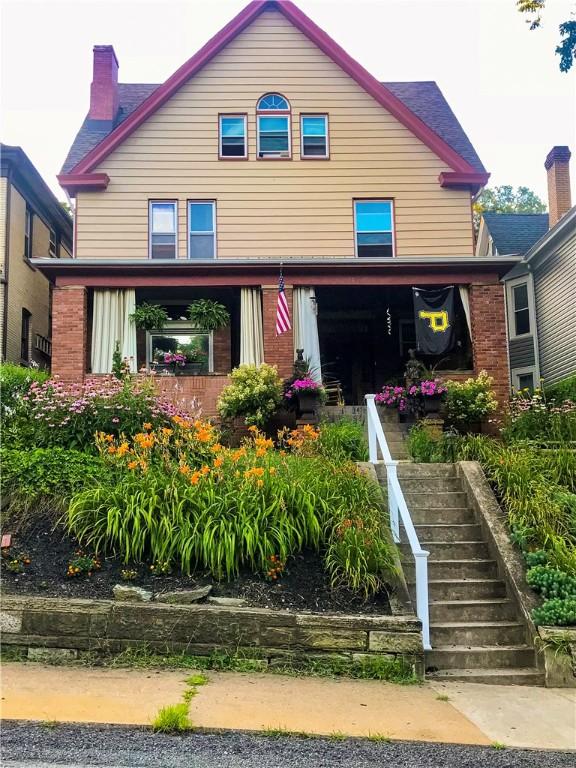 view of front of property featuring brick siding