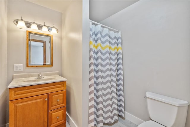 full bath with vanity, a shower with shower curtain, toilet, and baseboards