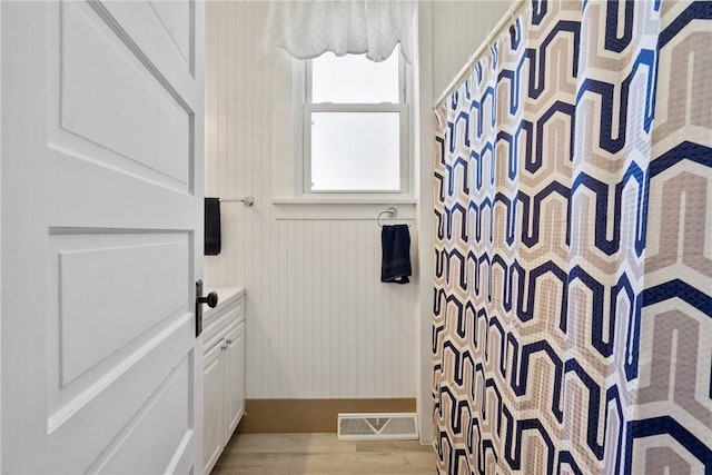 bathroom with visible vents, a shower with curtain, and wood finished floors