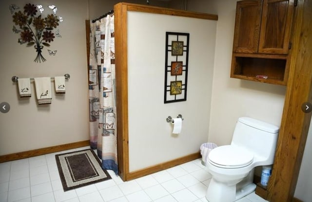 full bathroom with a shower with shower curtain, baseboards, and toilet