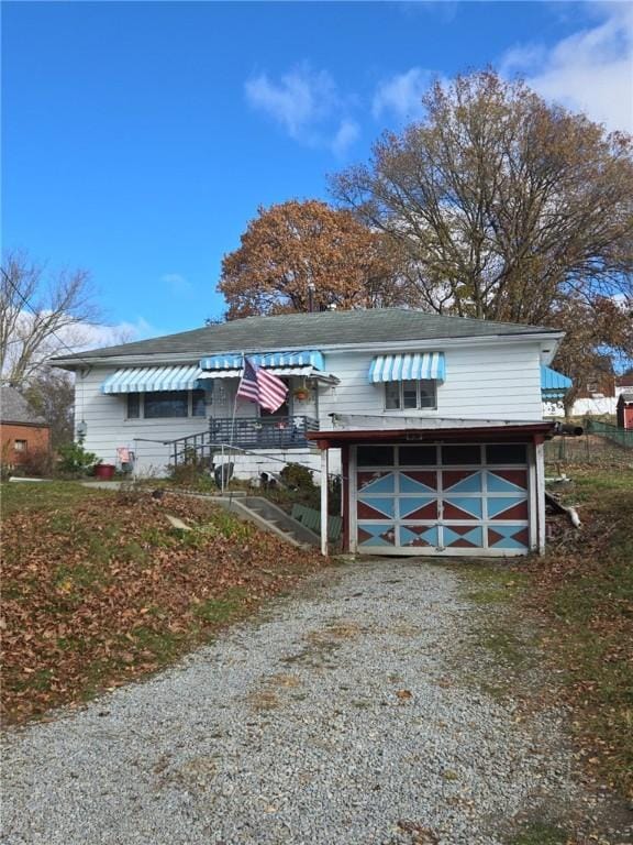 view of front of property with driveway