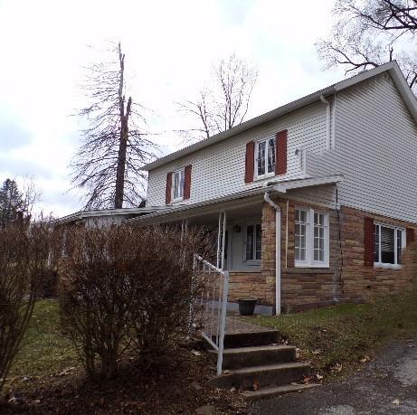 view of front facade with stone siding