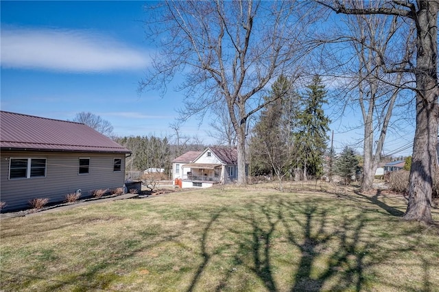 view of yard featuring an outdoor structure