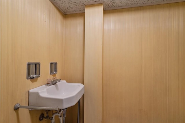 bathroom featuring a sink