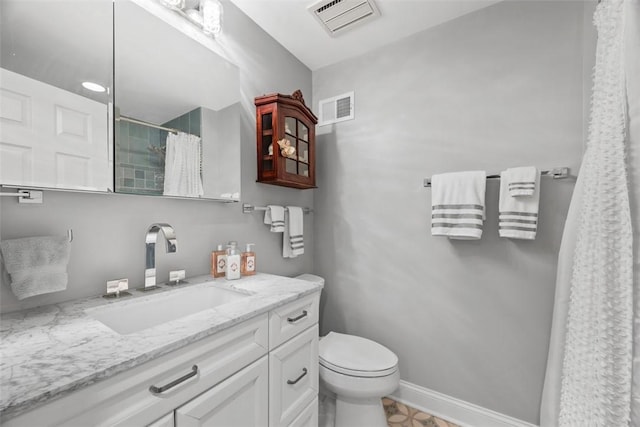 full bathroom featuring a shower with shower curtain, visible vents, baseboards, and toilet