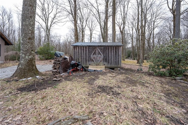 view of yard featuring an outdoor structure and a shed