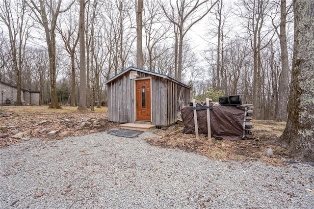 view of outdoor structure featuring an outbuilding