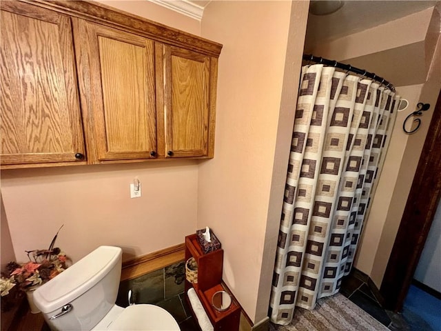 full bath with a shower with curtain, baseboards, and toilet