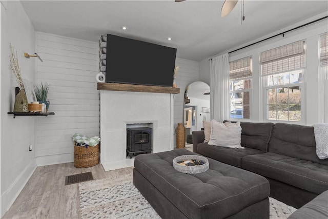 living room with a ceiling fan, wood finished floors, visible vents, baseboards, and recessed lighting