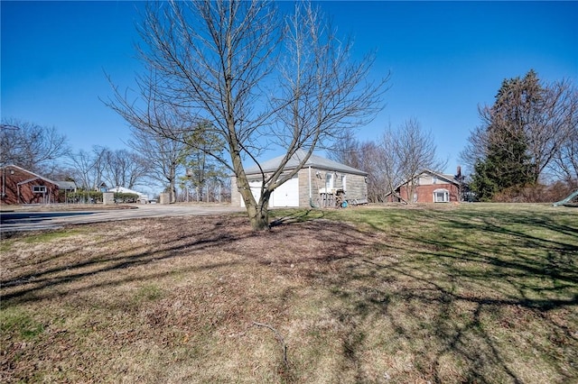 view of yard featuring a garage and driveway