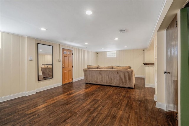 living room with recessed lighting, visible vents, dark wood-style flooring, and baseboards